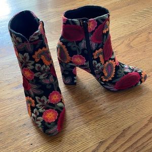 MIA size 6 floral print boots